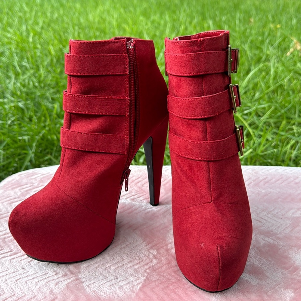Shi Red heel boots suede, size 8M
